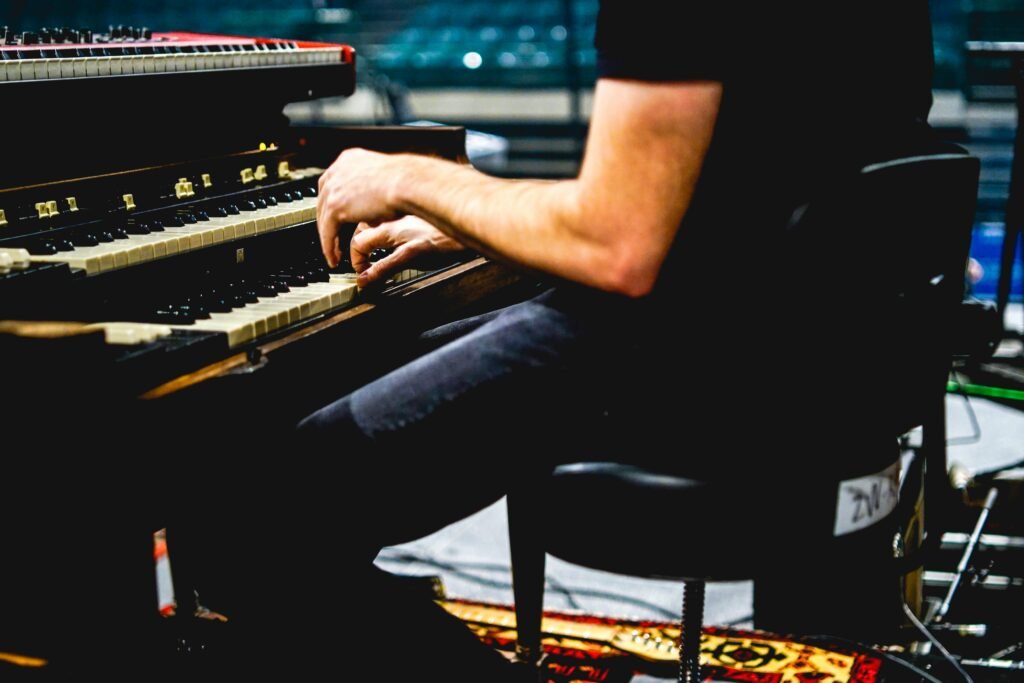 Hombre tocando el piano